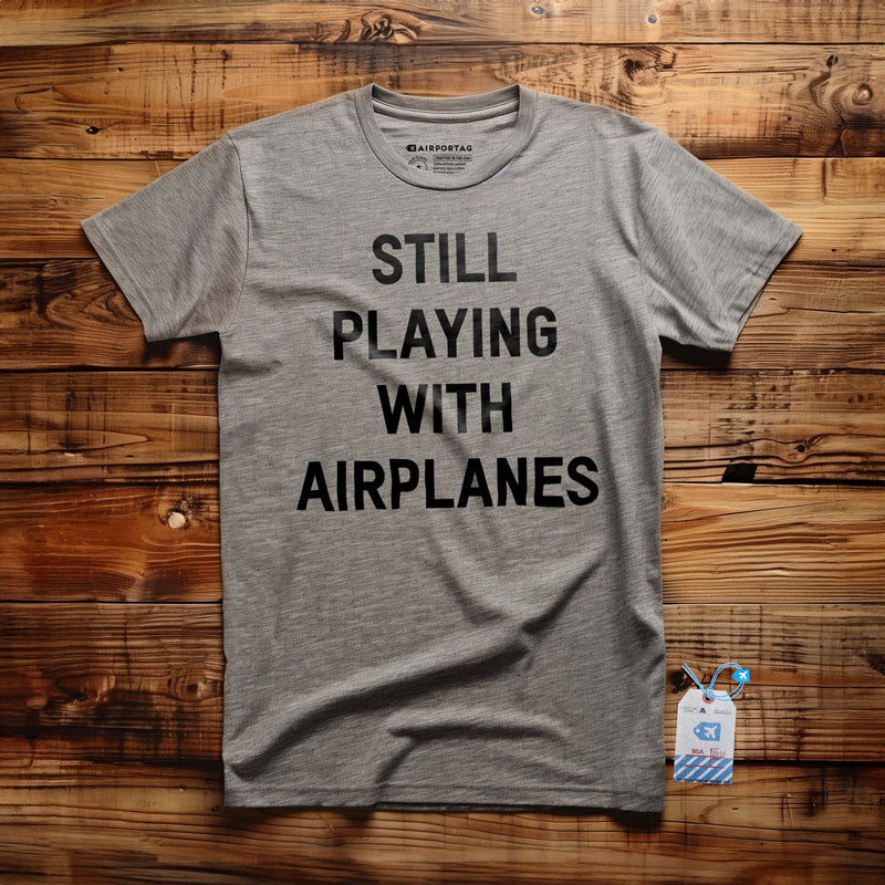 まだ飛行機で遊んで - Tシャツ