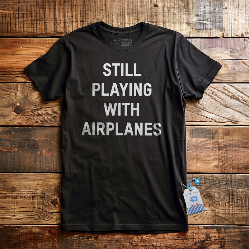 まだ飛行機で遊んで - Tシャツ