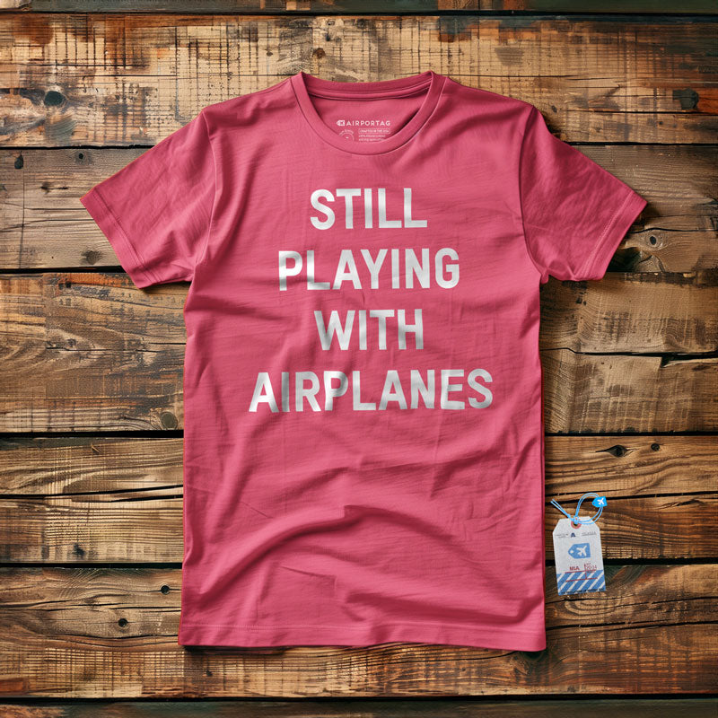 まだ飛行機で遊んで - Tシャツ