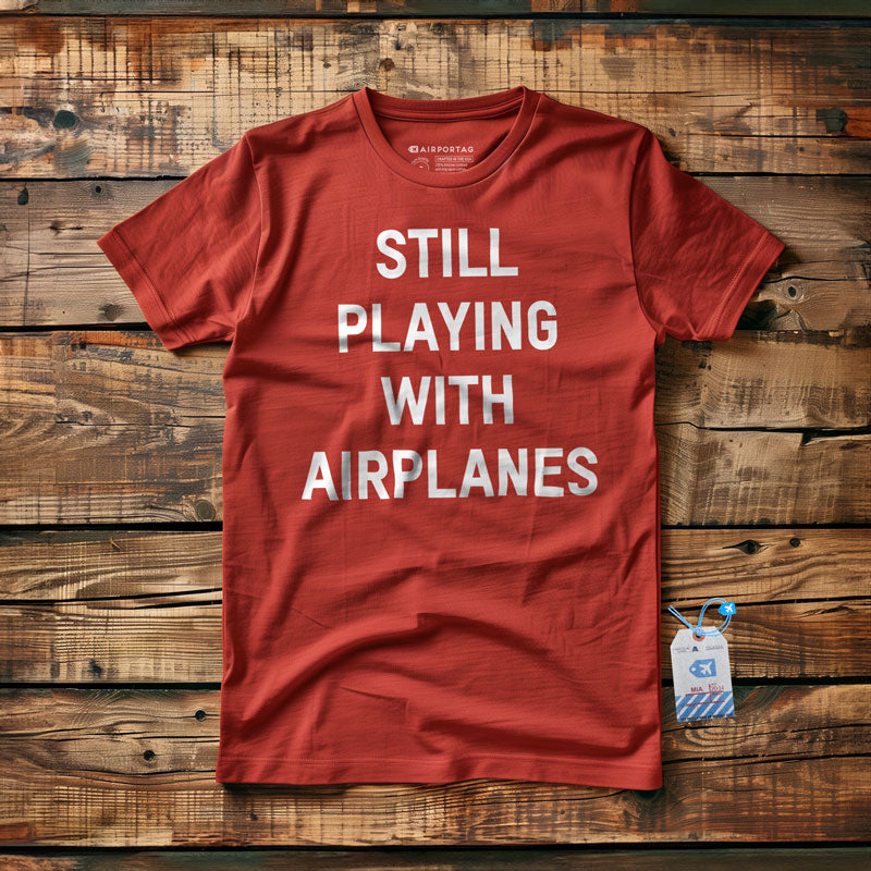まだ飛行機で遊んで - Tシャツ