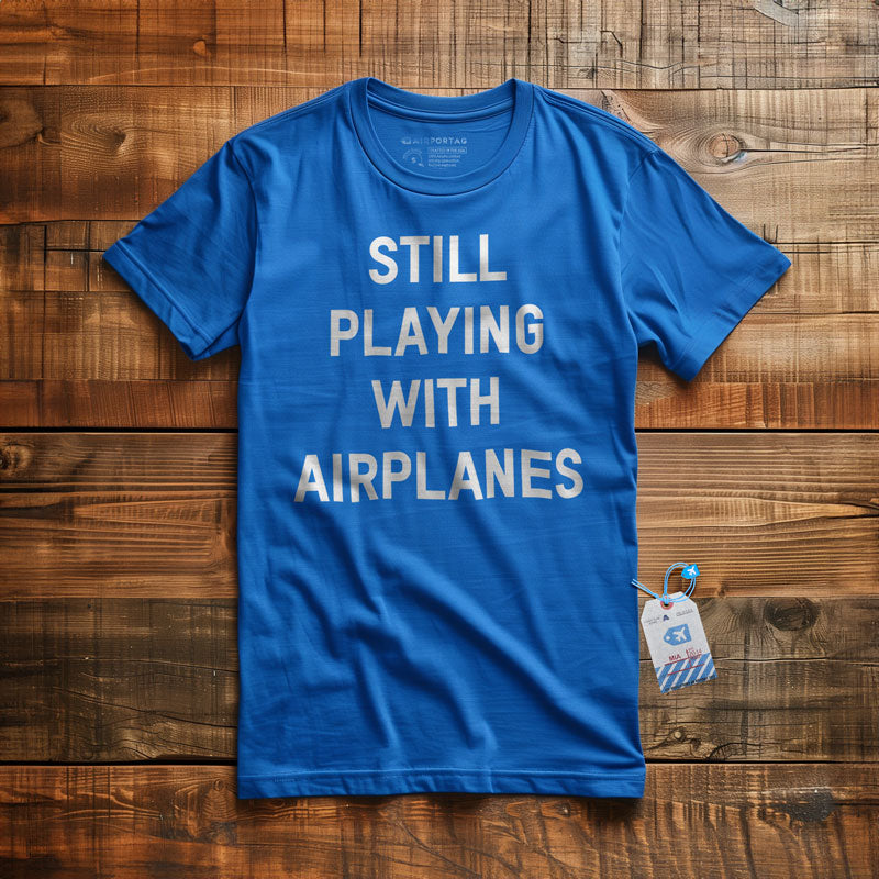 まだ飛行機で遊んで - Tシャツ