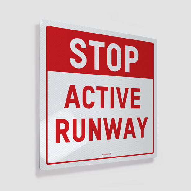 Active Runway - Metal Print - Airportag