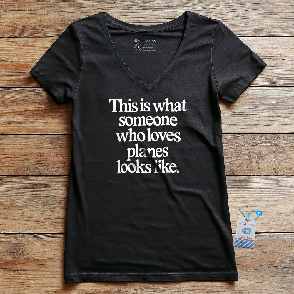 This is what someone who loves planes looks like - Women's V-Neck T-Shirt