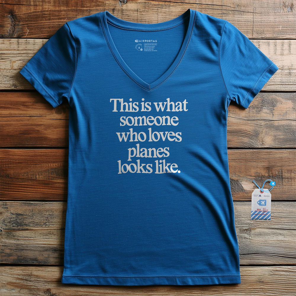 This is what someone who loves planes looks like - Women's V-Neck T-Shirt