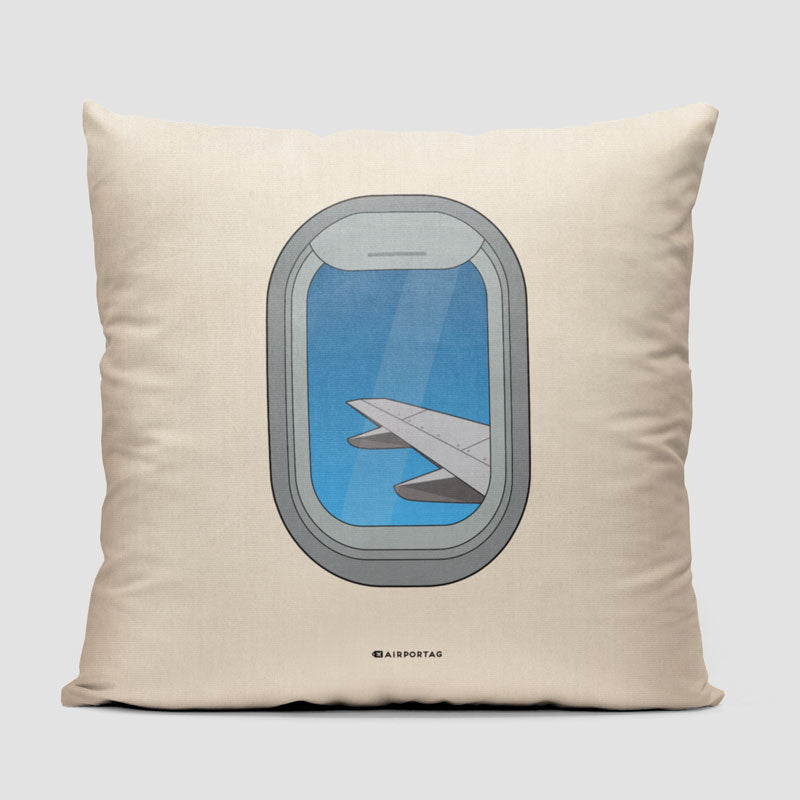 飛行機の窓 - 枕を投げる