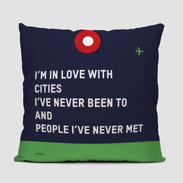 I'm In Love With - Throw Pillow - Airportag